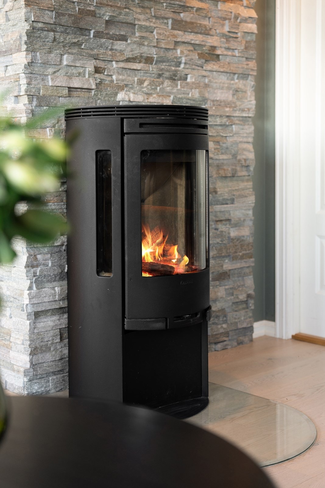 Det er montert peisovn, for hygge og varme på kalde dager. Varmepumpen i kjøkkenavdelingen sørger for en jevn og behagelig temperatur. Galleribilde
