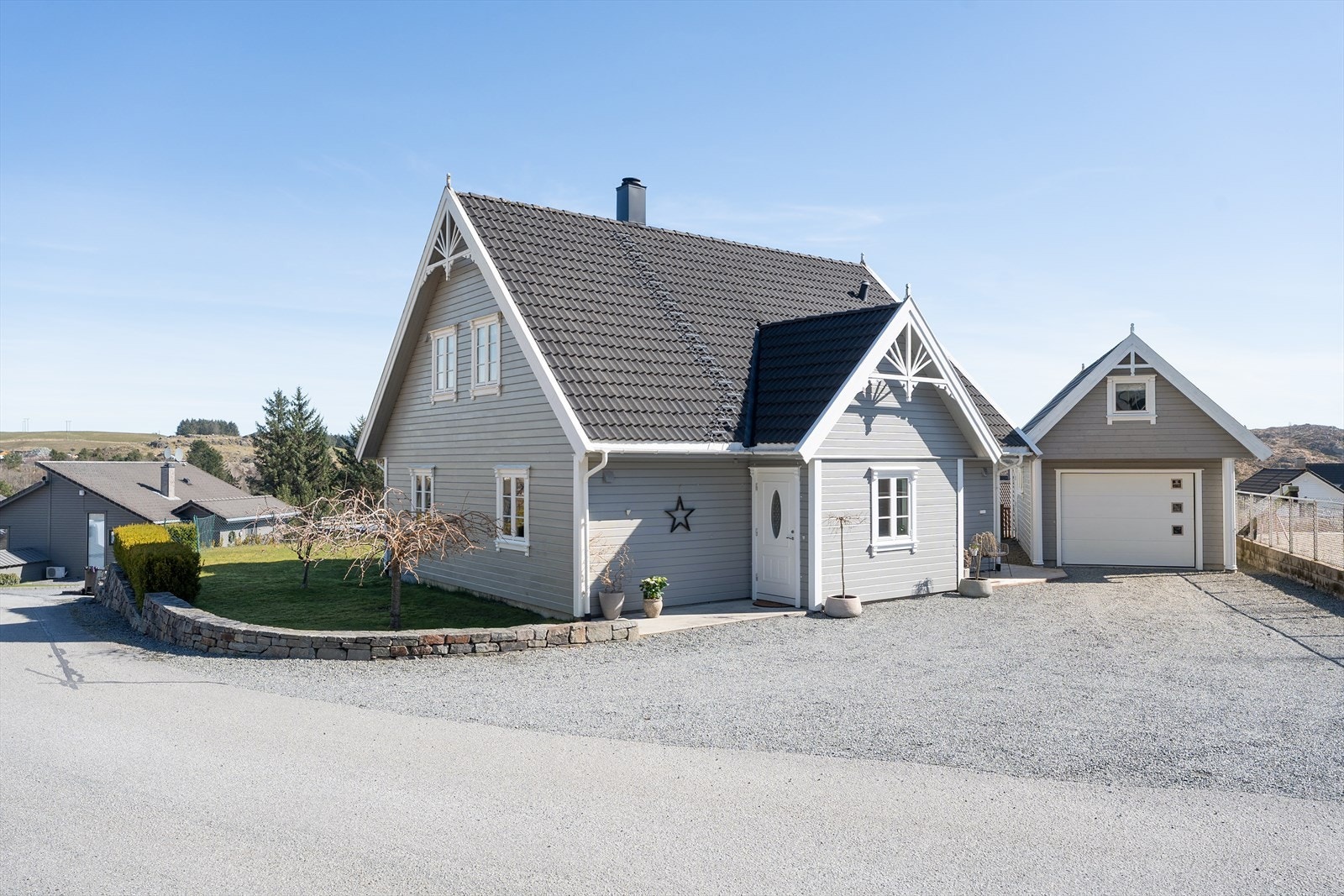 Boligen kan skilte med meget gode parkeringsmuligheter i gårdsrom og garasje med lagringsloft. Galleribilde