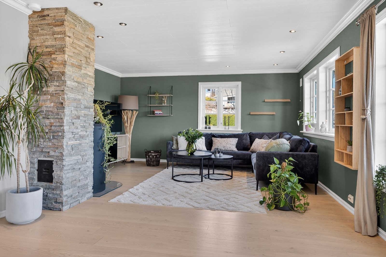 God plass til både sofa og spisegruppe. Galleribilde