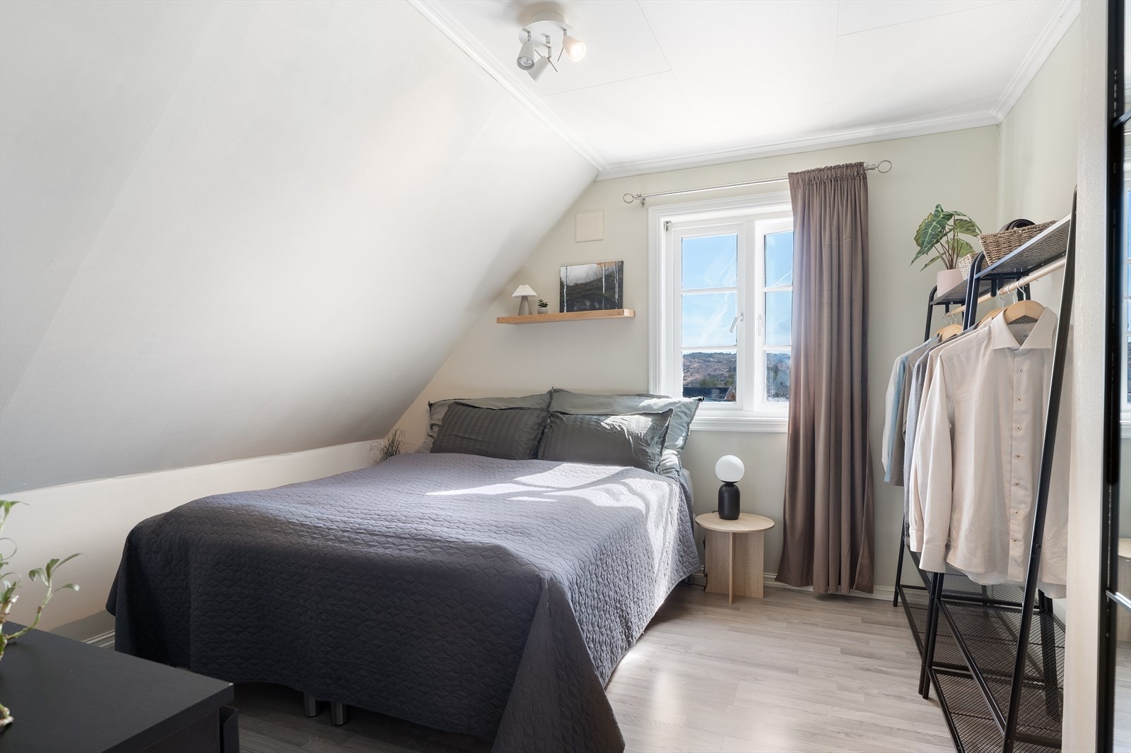 Hovedsoverommet har plass til garderobemøbel og dobbeltseng. Galleribilde
