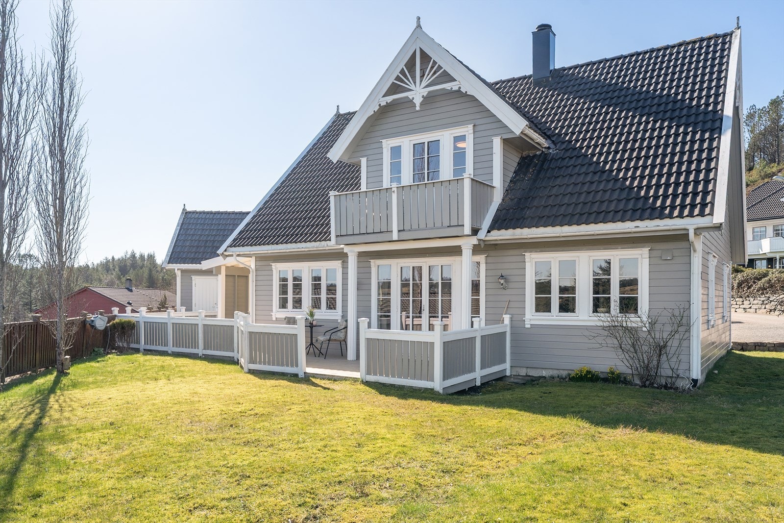 Nydelig hage! Uteområdene har rikelig med plass til utemøbler, grill og uteleker. Galleribilde