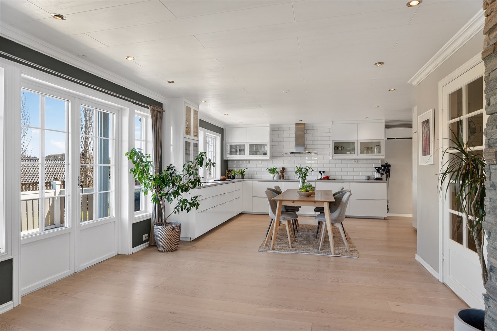 En tofløyet terrassedør fører ut mot de herlige uteområdene. Galleribilde