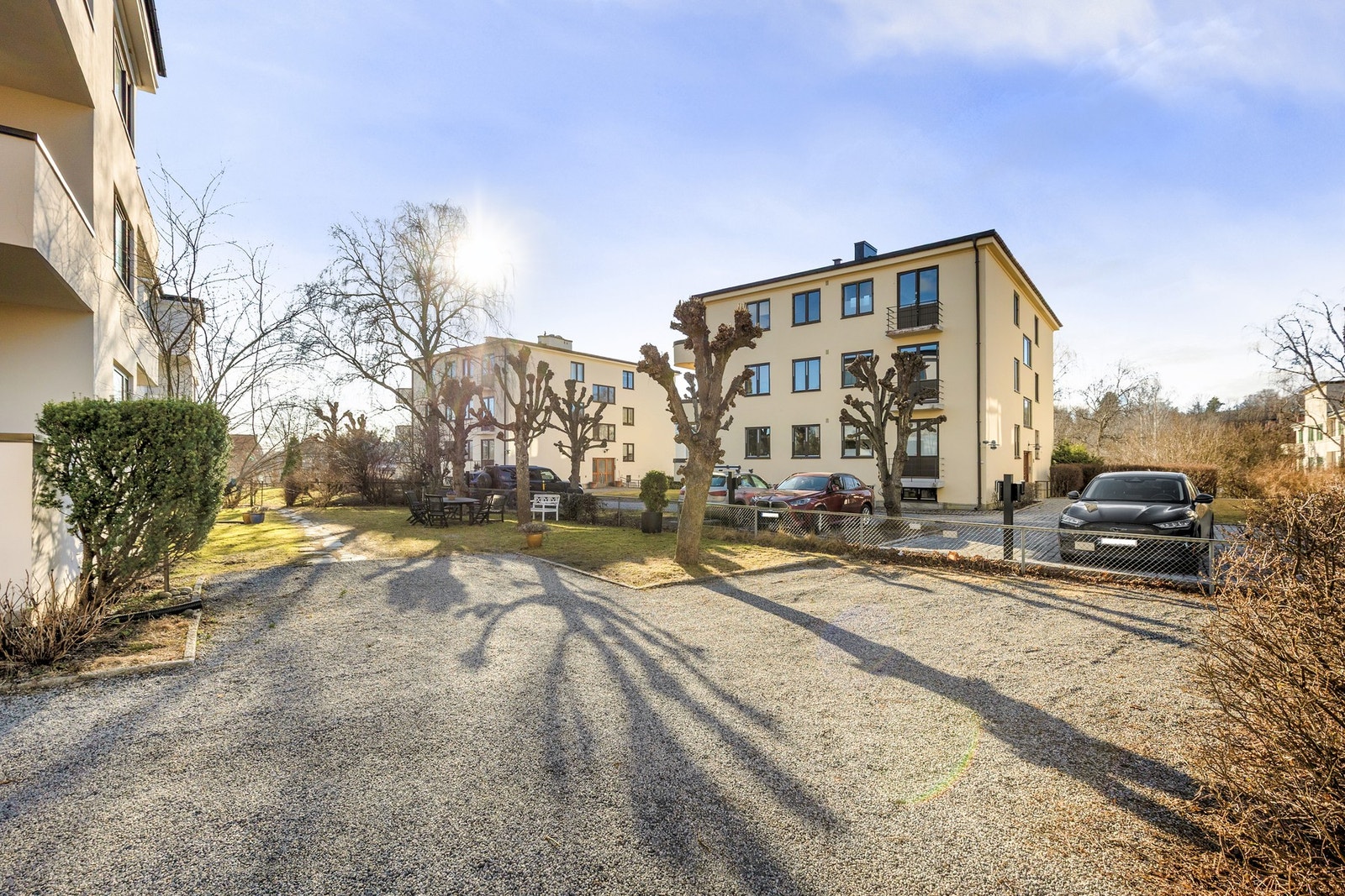 Felles gårdsplass med 5 biloppstillingsplasser. Det er førstemann til mølla som gjelder Galleribilde