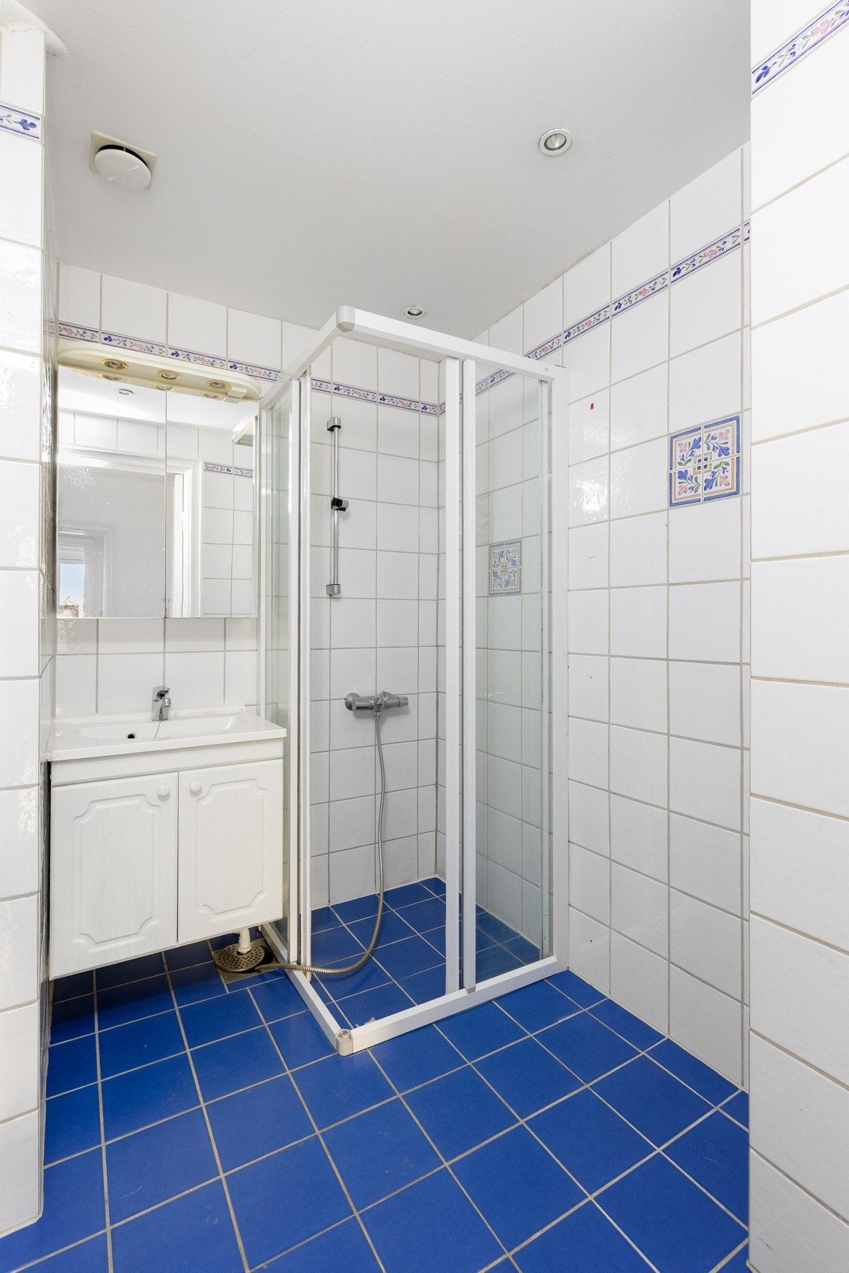 Badet inneholder dusjhjørne, servantskap med servant og blandebatteri, samt røropplegg for vaskemaskin. Galleribilde