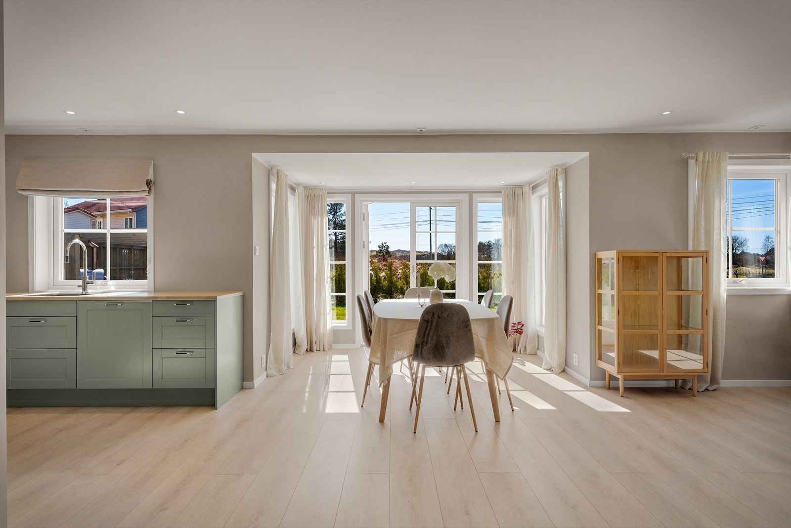 - Boligen har et BRA-i på 133m² fordelt over 2 plan, med en praktisk og familievennlig planløsning - Galleribilde