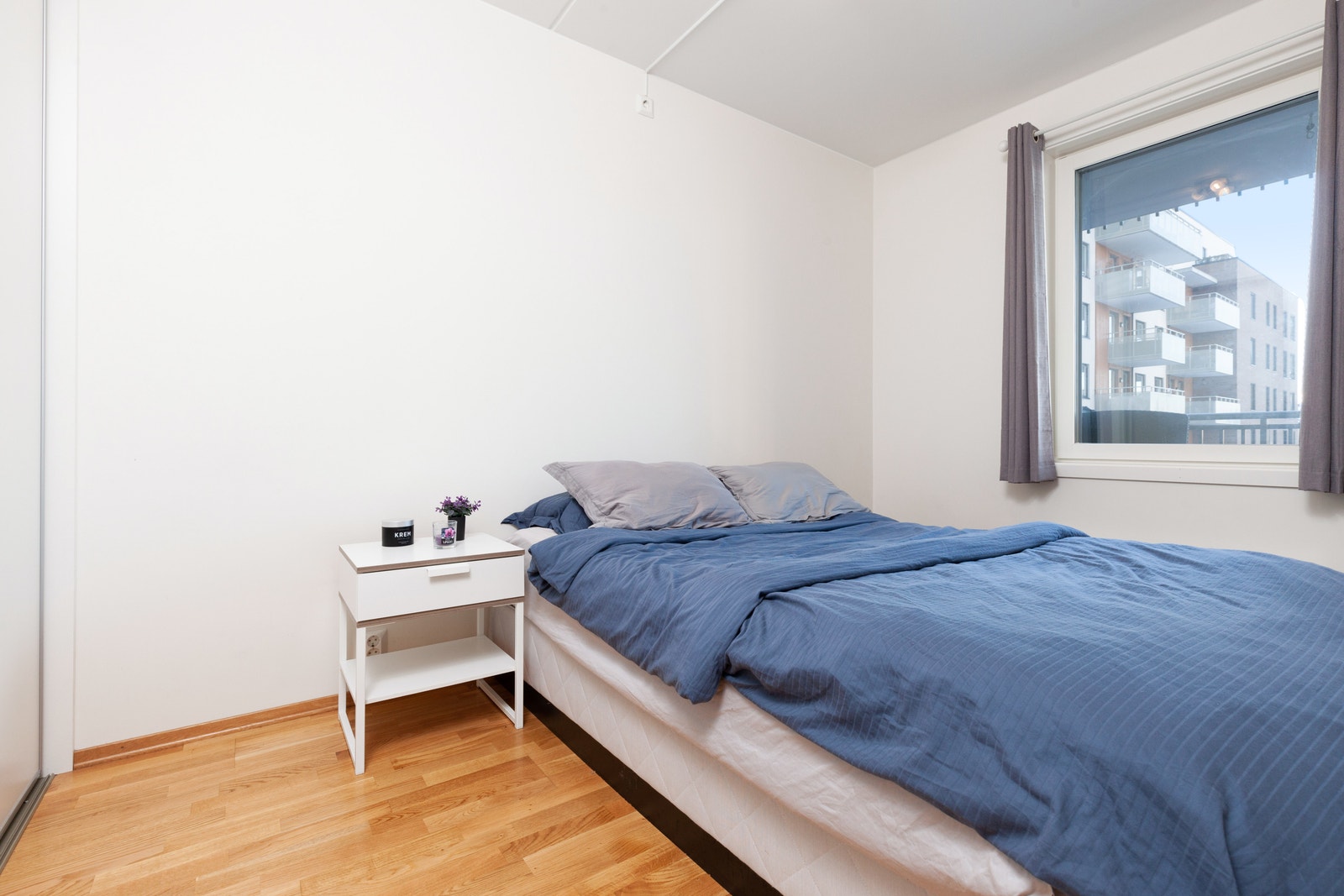 Soverommet har plass for seng av god størrelse. Godt med lagringsplass i skyvedørsgarderobe. Galleribilde