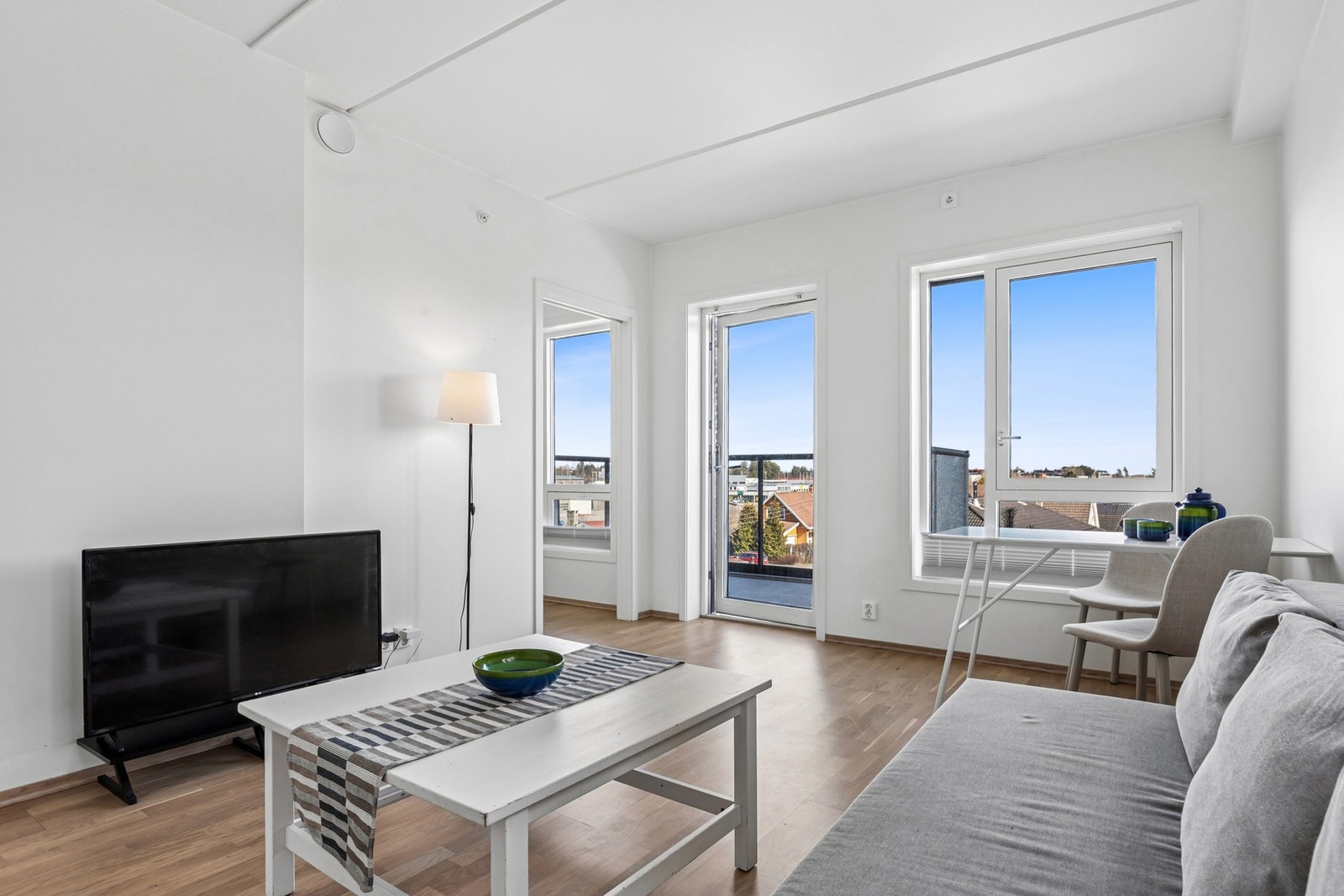 Store vindusflater som slipper rikelig med dagslys inn. Galleribilde