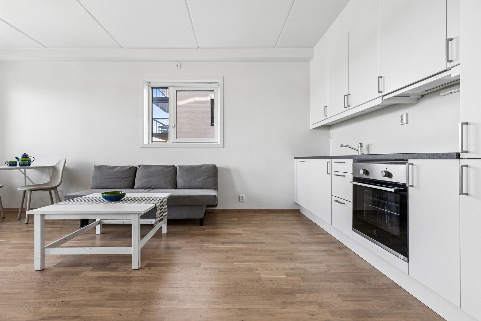 Laminat benkeplate med nedfelt oppvaskkum og integrert koketopp og stekeovn. Galleribilde
