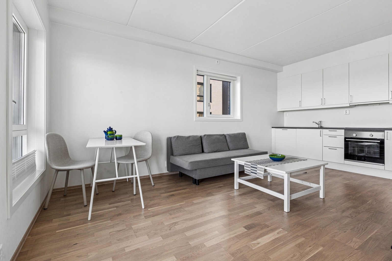 Det er god plass til både sofa- og spisegruppe Galleribilde