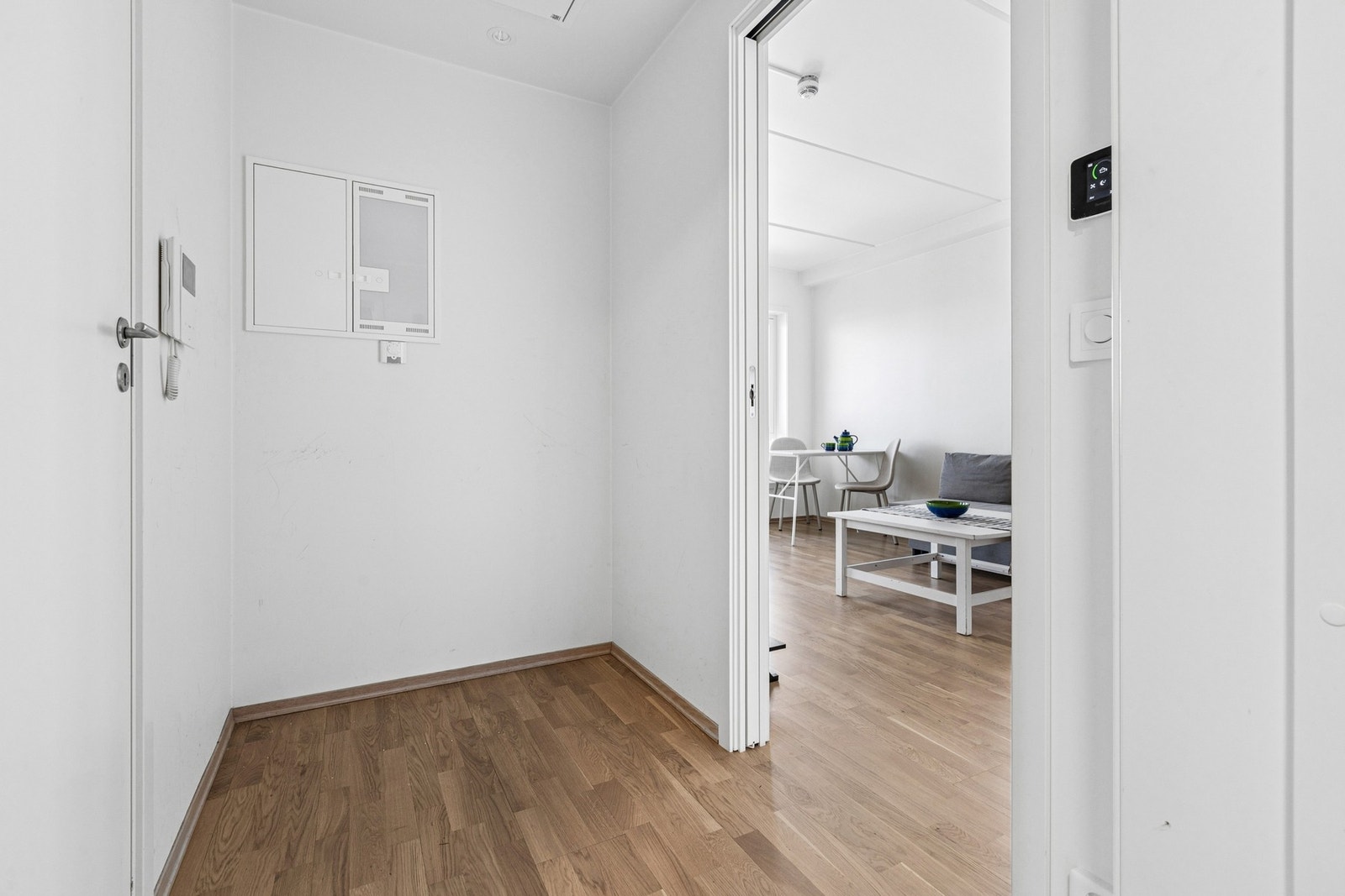 Innbydende entré med plass til oppheng av yttertøy og sko. Galleribilde