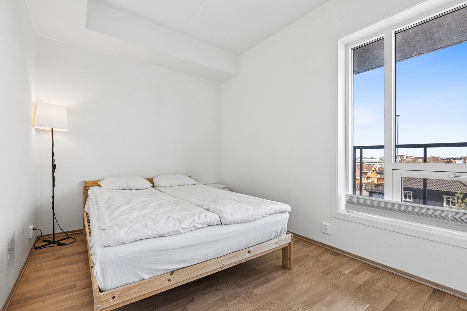 Romslig og lyst soverom med plass til dobbeltseng og tilhørende møblement. Galleribilde