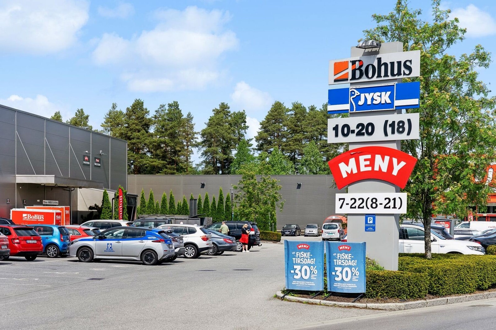 Kun 2 minutter med bil til flere butikker som Bohus, Jysk, Meny, Rema 1000, Jula og mer. Galleribilde