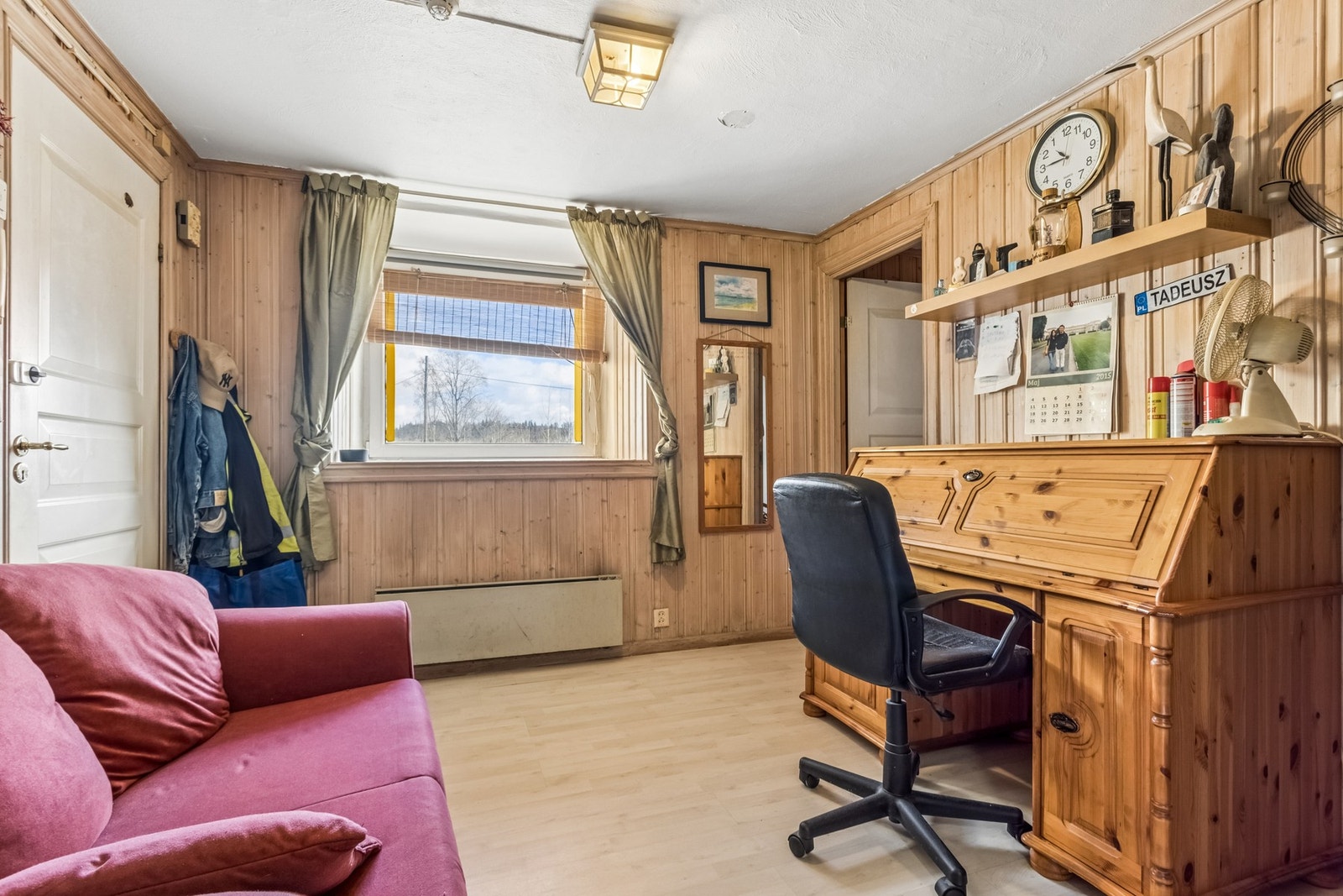 Velkommen inn - stuen er delt inn i to soner og ligger i åpen løsning mot kjøkkenet. Galleribilde