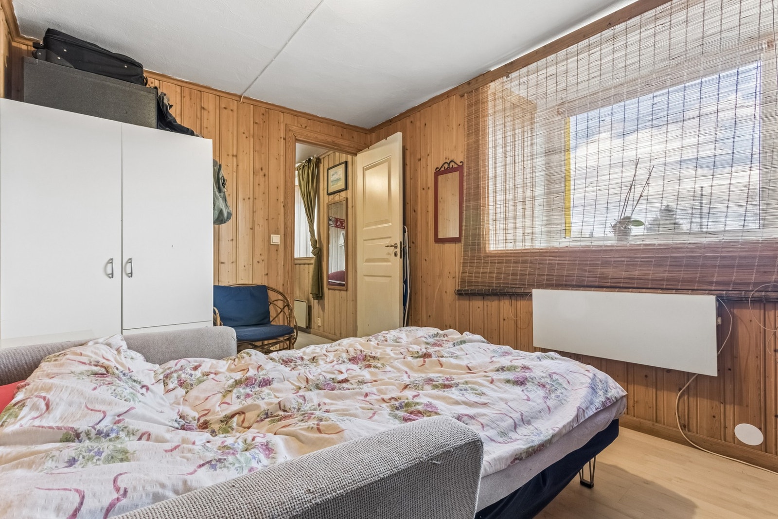 Fin plass til seng og garderobe. Galleribilde