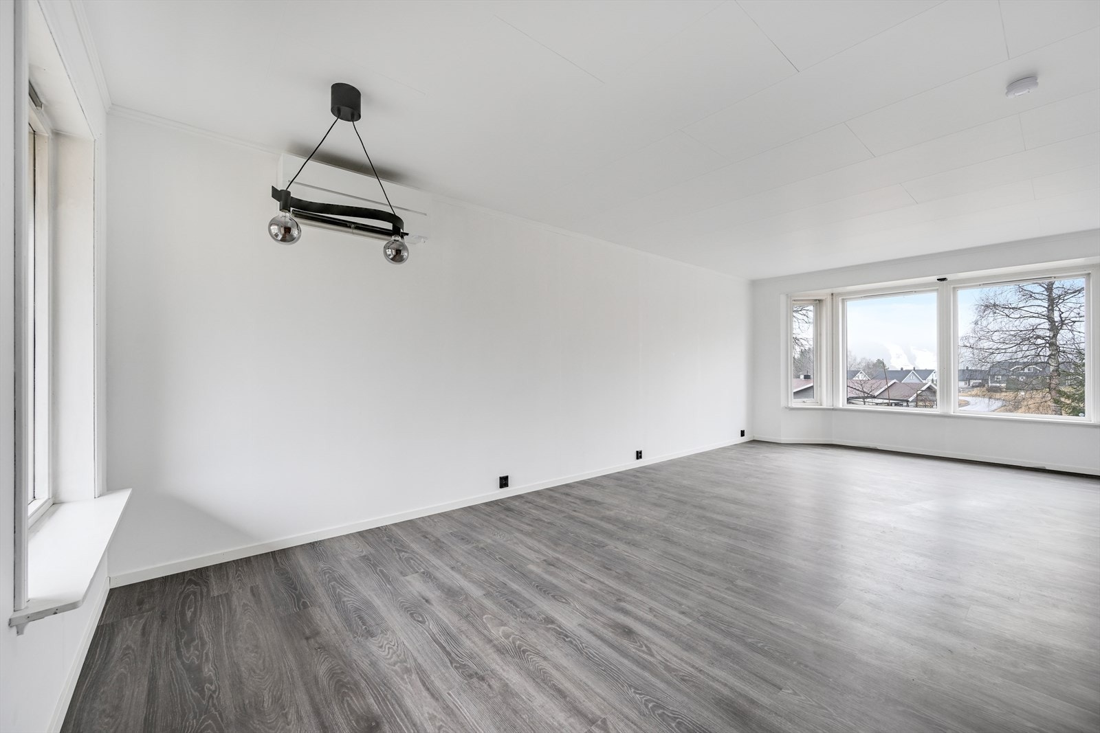 God plass til både sofagruppe og spisestue i stuen. Varmepumpe på vegg. Galleribilde