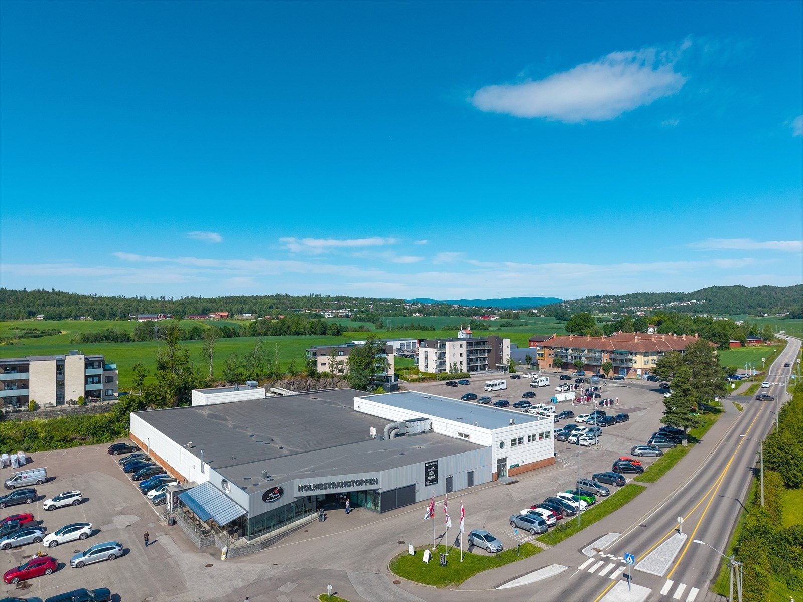 Områdebilde. Holmestrandtoppen med diverse handels tilbud. Galleribilde