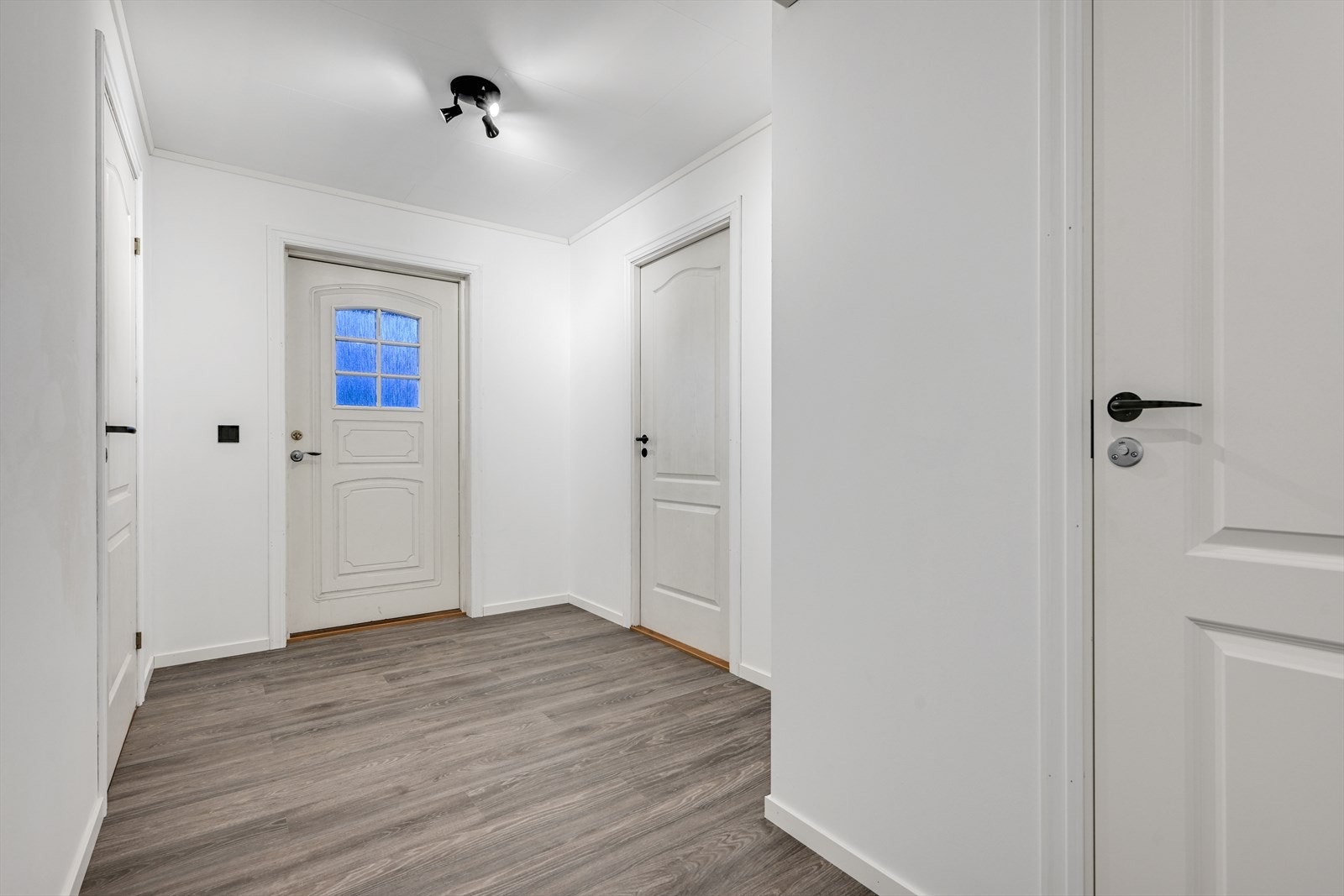 Lys og romslig gang med plass til garderobealternativer. Galleribilde