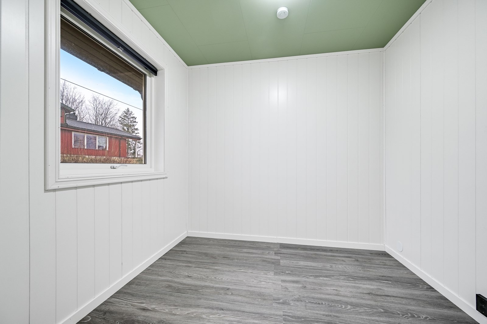 Soverom 1 med laminat på gulv, panel på veggene og malte takplater. Galleribilde