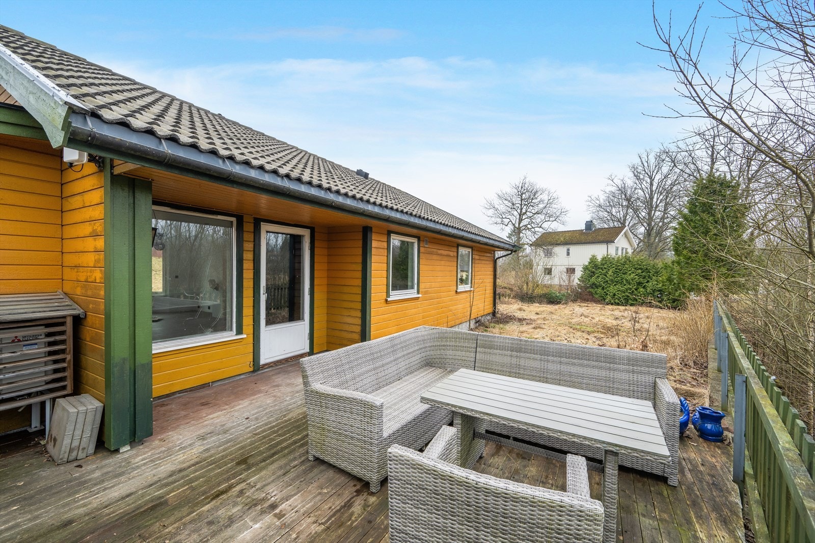 Terrasse med utgang fra stuen og videre adkomst ned på bakkeplan. Galleribilde
