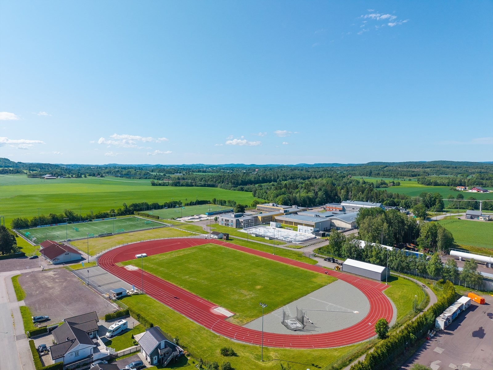Områdebilde.Hvitstein stadion med Holmestrand ungdoms- og videregående skole i bakgrunnen. Galleribilde