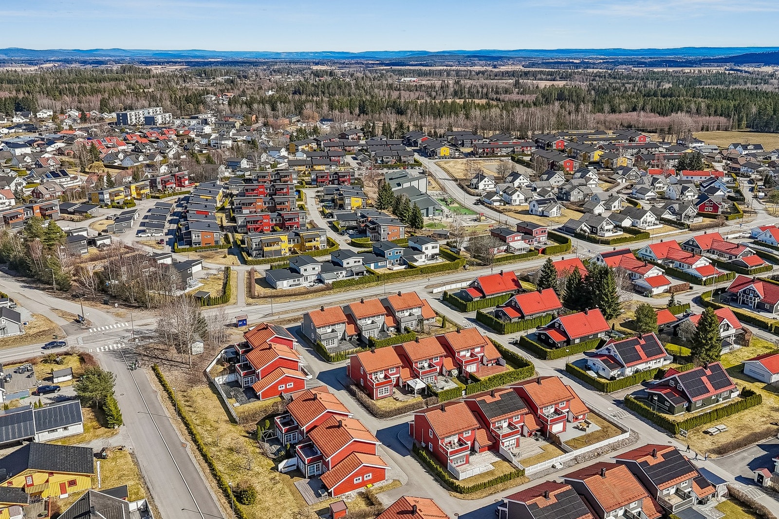 Eiendommen er omkranset av naturskjønne og landlige omgivelser, samtidig som du har kort vei til alle nødvendige fasiliteter. Galleribilde