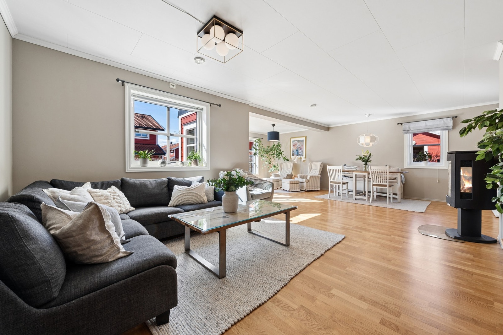 Store vindusflater slipper inn rikelig med dagslys og bidrar til en luftig og åpen romfølelse. Galleribilde