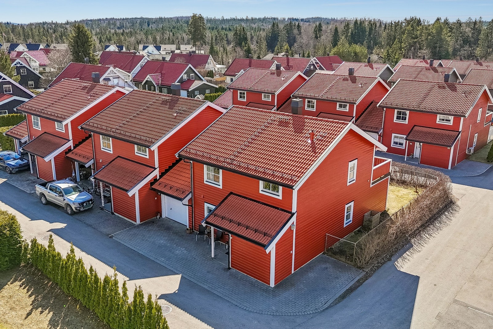 Boligen disponerer integrert garasje samt utvendig bod, som gir gode oppbevarings og parkeringsmuligheter. Galleribilde