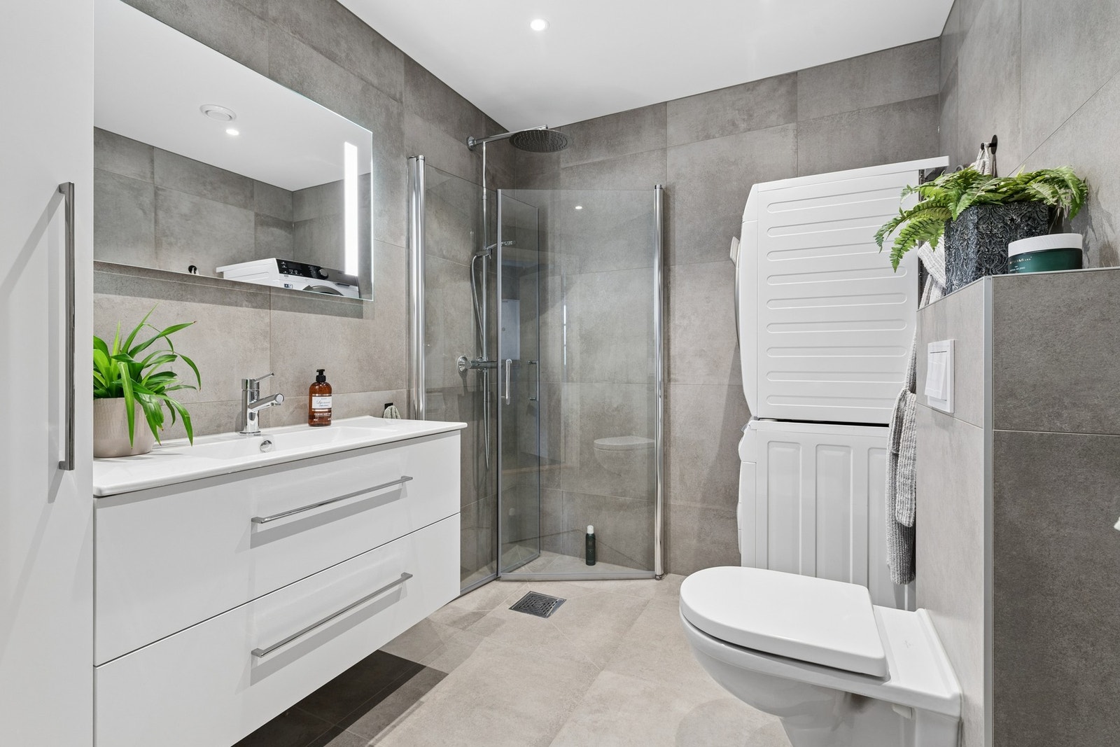 Badet i 1. etasje er oppgradert i nyere tid og fremstår moderne, med flislagte overflater, gulvvarme og stilren innredning. Galleribilde