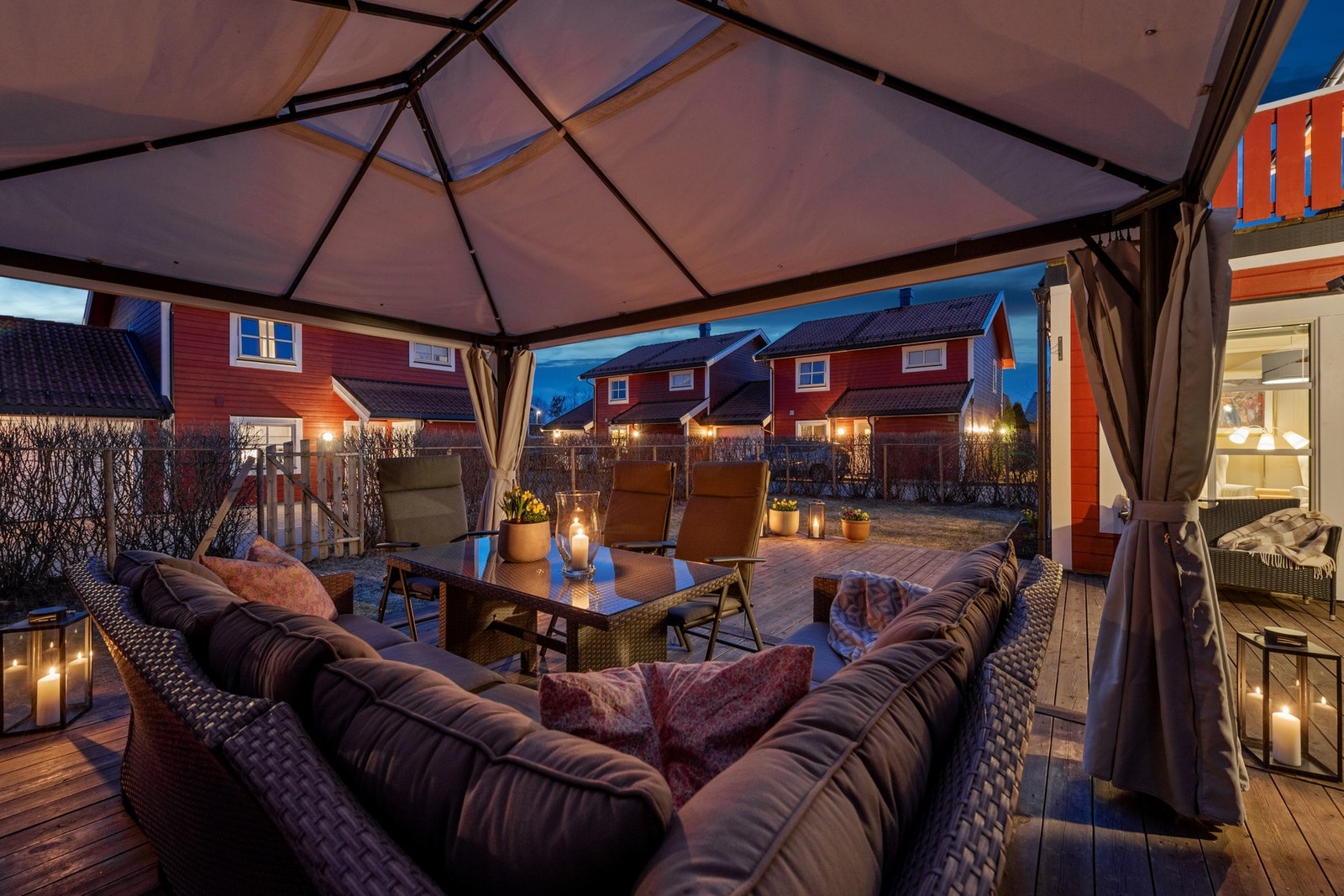 Fra stuen er det utgang til en romslig markterrasse. Galleribilde