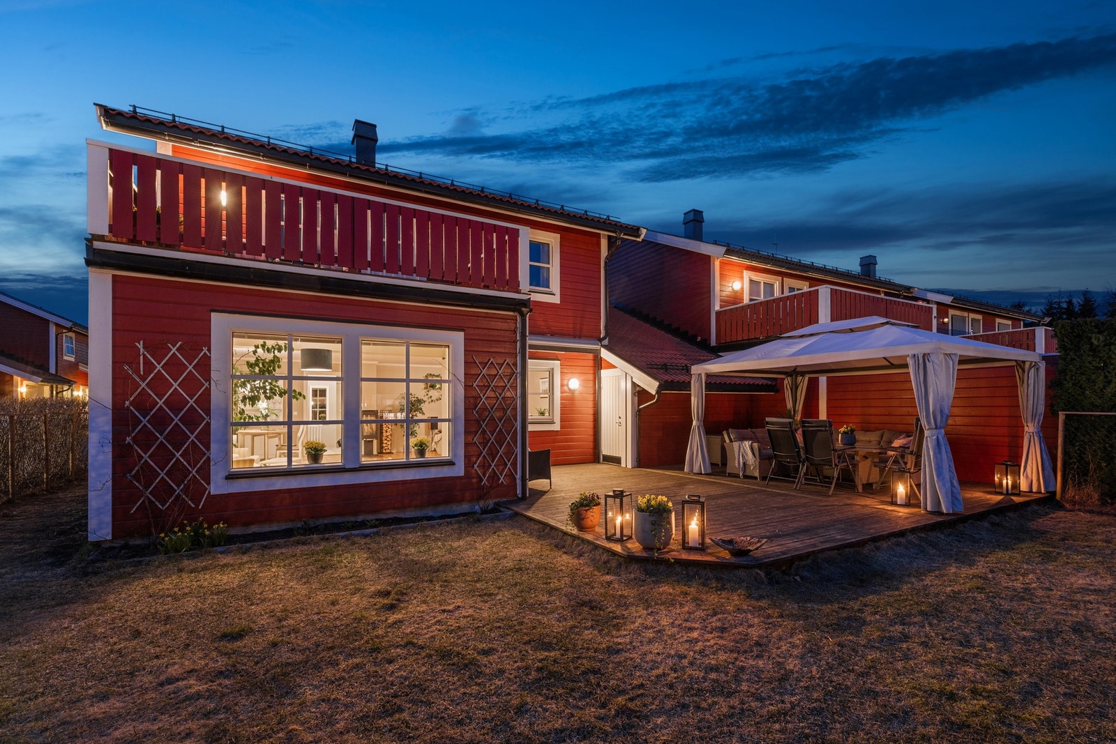 Boligen ligger i et etablert, attraktivt og familievennlig boligområde på Åsmoen/Ekornrud, like utenfor Jessheim sentrum. Galleribilde