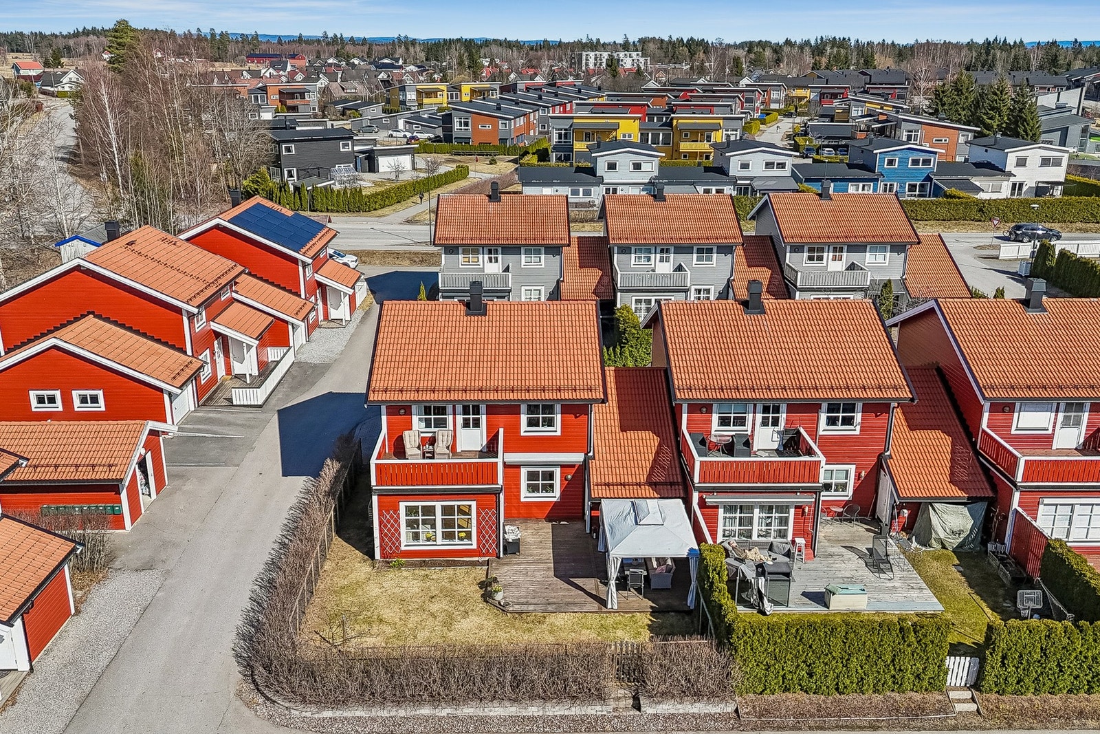 Boligen har en skjermet plassering med minimalt av gjennomgangstrafikk, noe som skaper et trygt miljø for både barn og voksne. Galleribilde