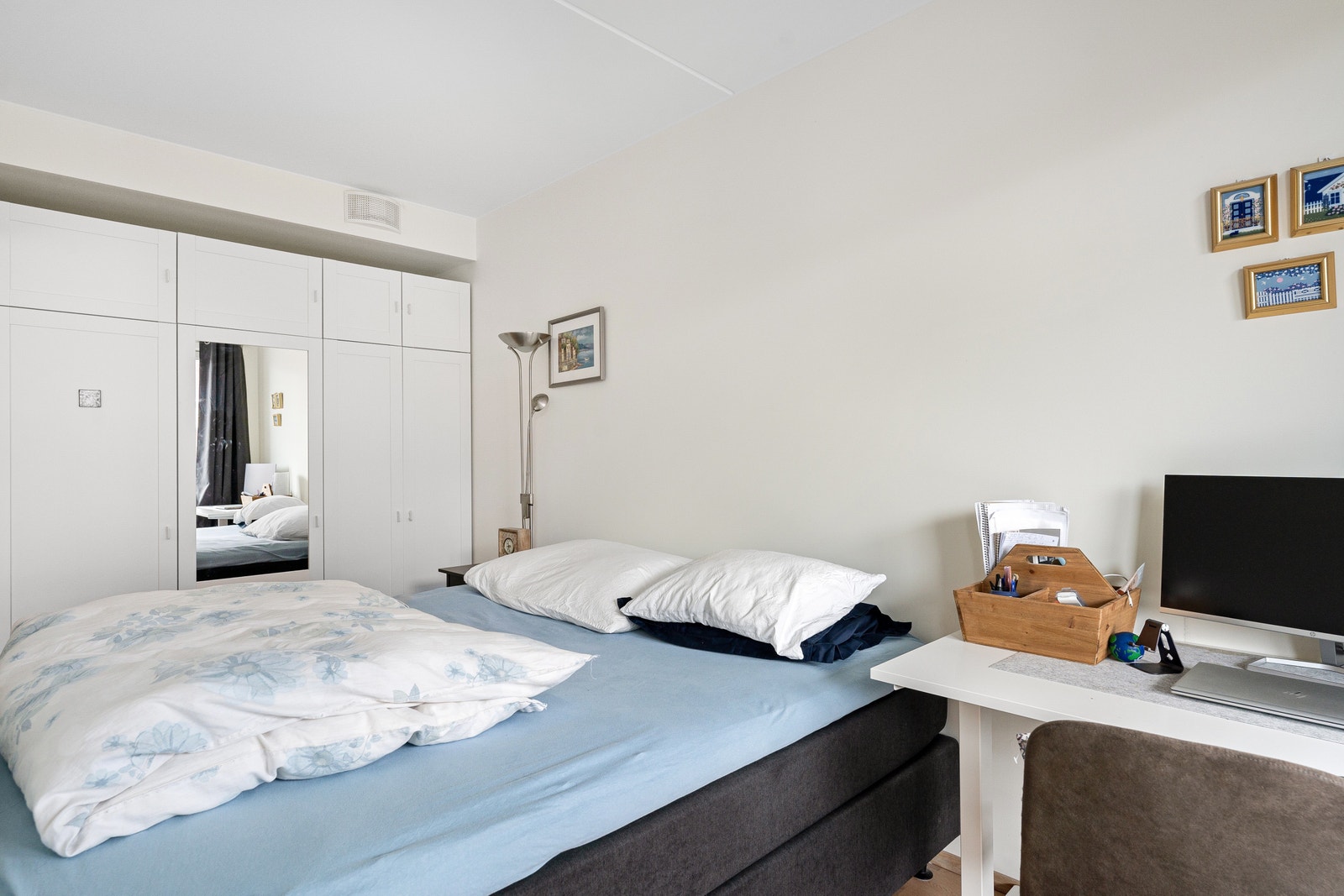 Soverom med oppbevarings plass Galleribilde