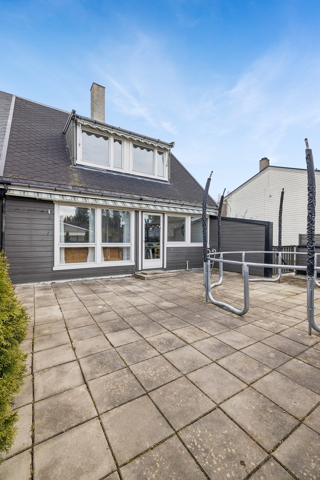 Boligen har et samlet terrasseareal på 60 m², med betongheller på fremsiden. Galleribilde