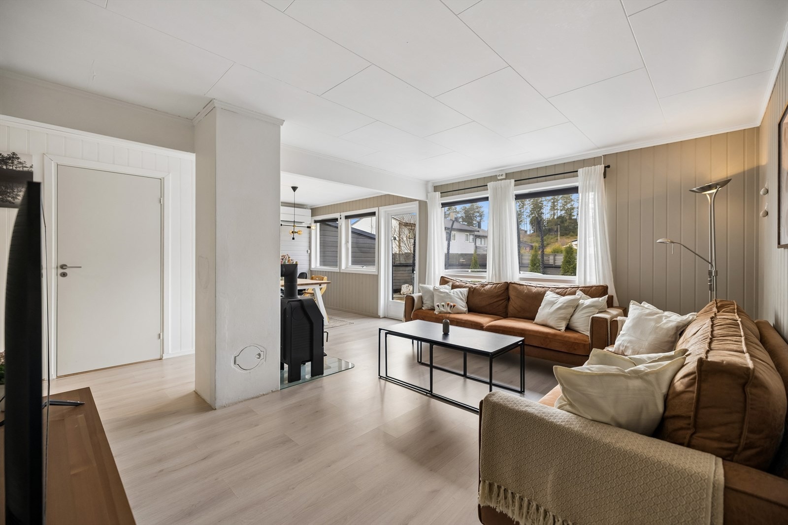 Gjennomgående laminat på gulvet i oppholdsrommene i første etasje. Galleribilde