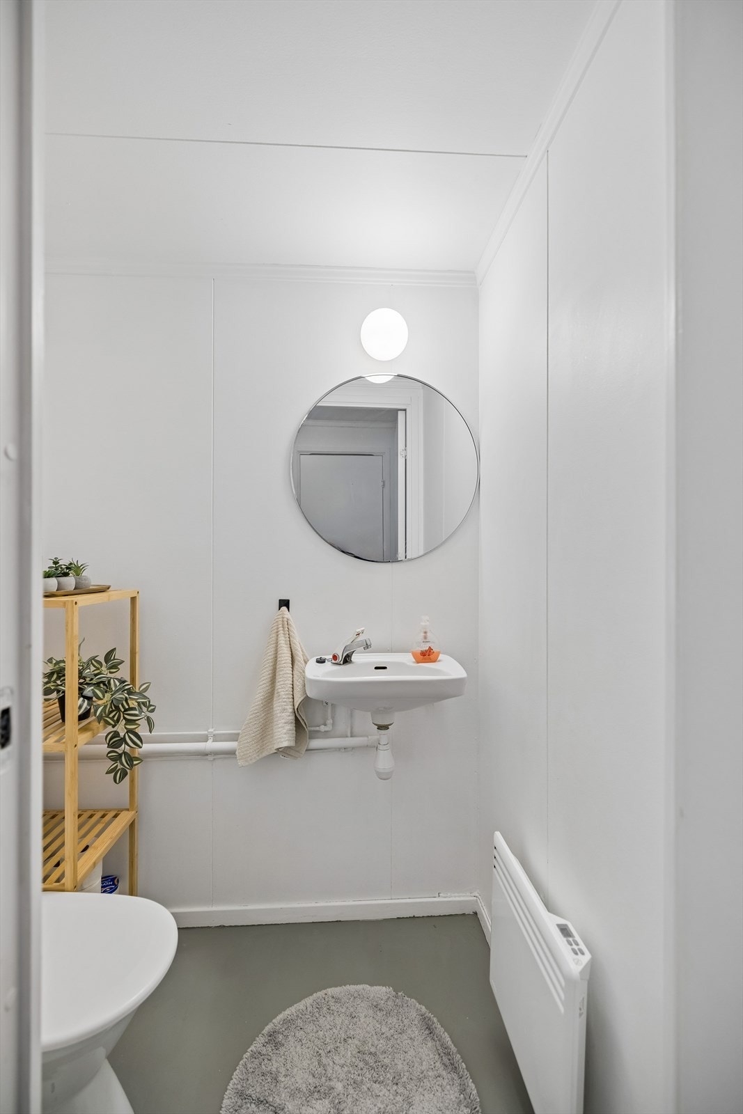 Praktisk toalettrom i første etasje, utstyrt med klosett og håndvask. Galleribilde
