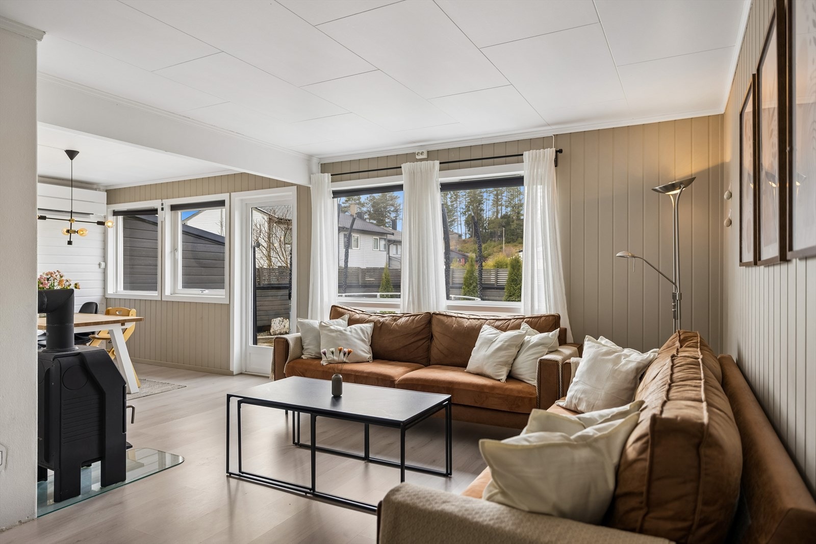 Stuen er et lyst og trivelig oppholdsrom med plass til en romslig sofagruppe. Galleribilde