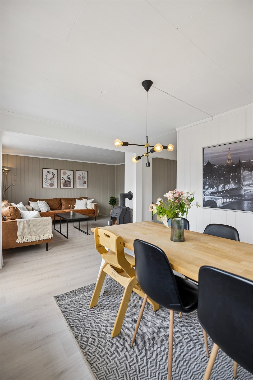 Spisestuedelen har god plass til å samle familie og venner. Galleribilde