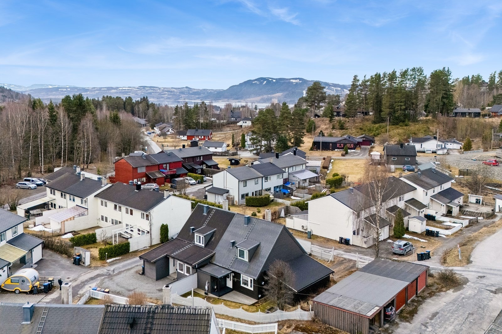 Eiendommen ligger i et etablert og barnevennlig område, med kun 4 minutters gange til Hempa skole. Galleribilde