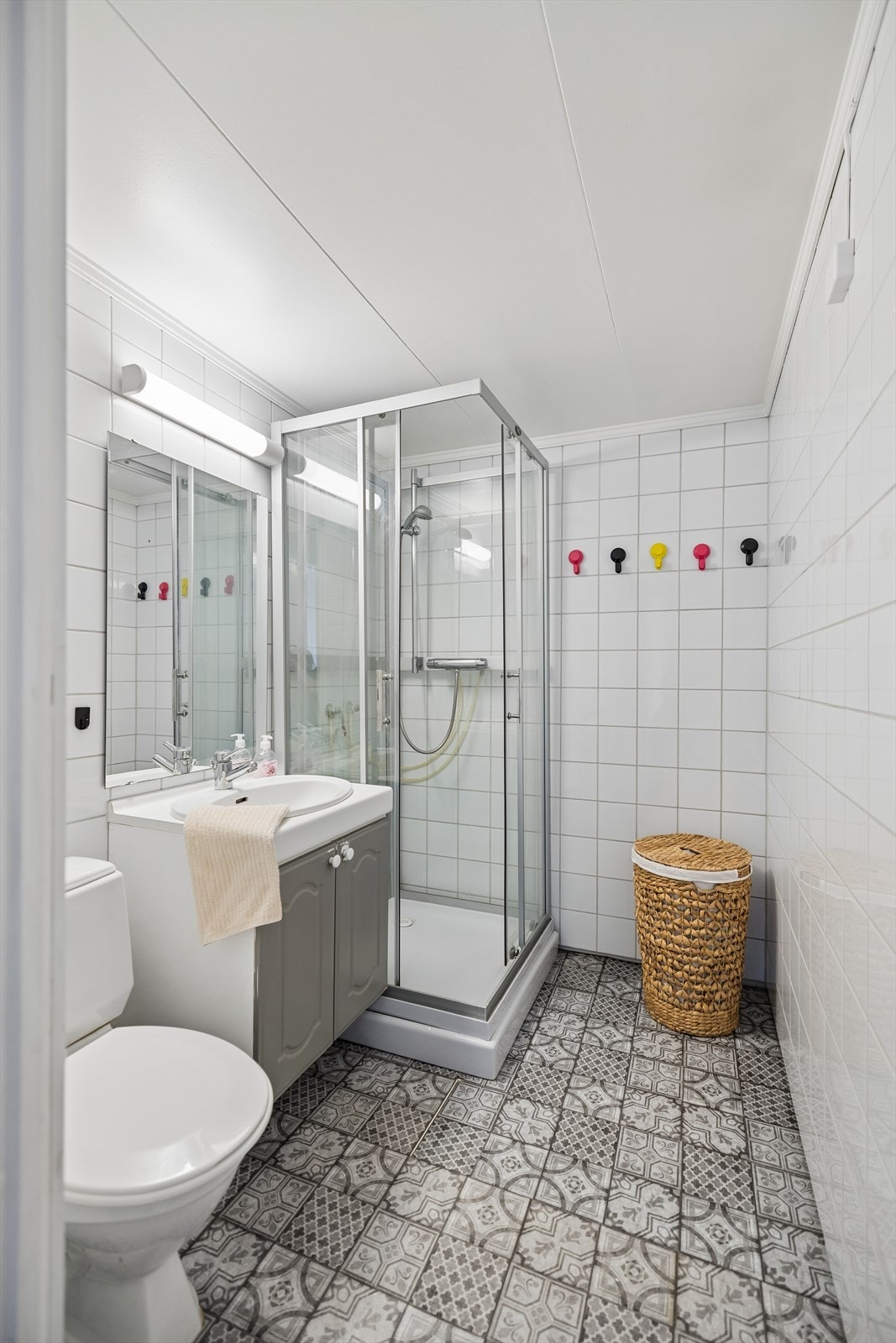 Rommet er fra byggeåret og har en funksjonell innredning. Galleribilde