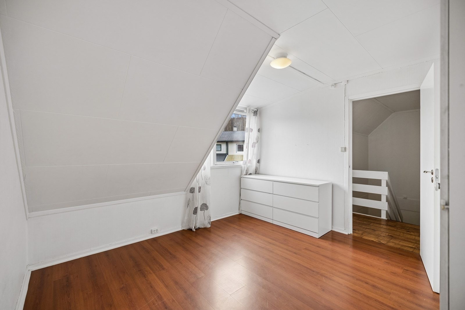 Skråtaket i andre etasje utnyttes effektivt og gir rommene karakter. Galleribilde