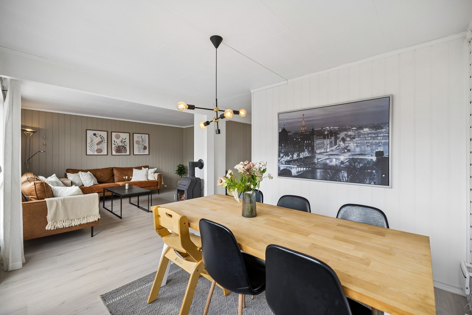 Fra stuen er det utgang til terrassen på fremsiden av boligen. Galleribilde