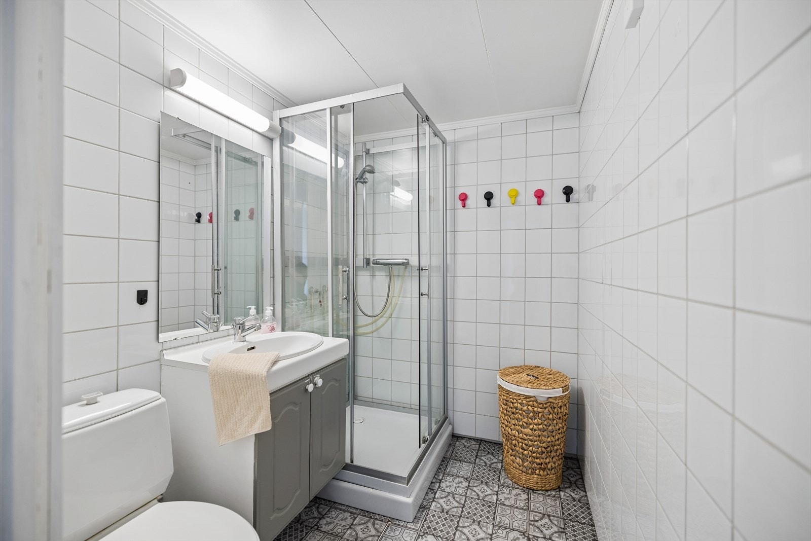 Badet i andre etasje er utstyrt med dusjkabinett, toalett og servant med underskap. Galleribilde