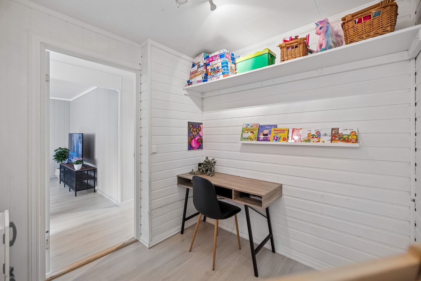 En liten krok i gangen gir mulighet for en kontorplass eller lekeareal. Galleribilde