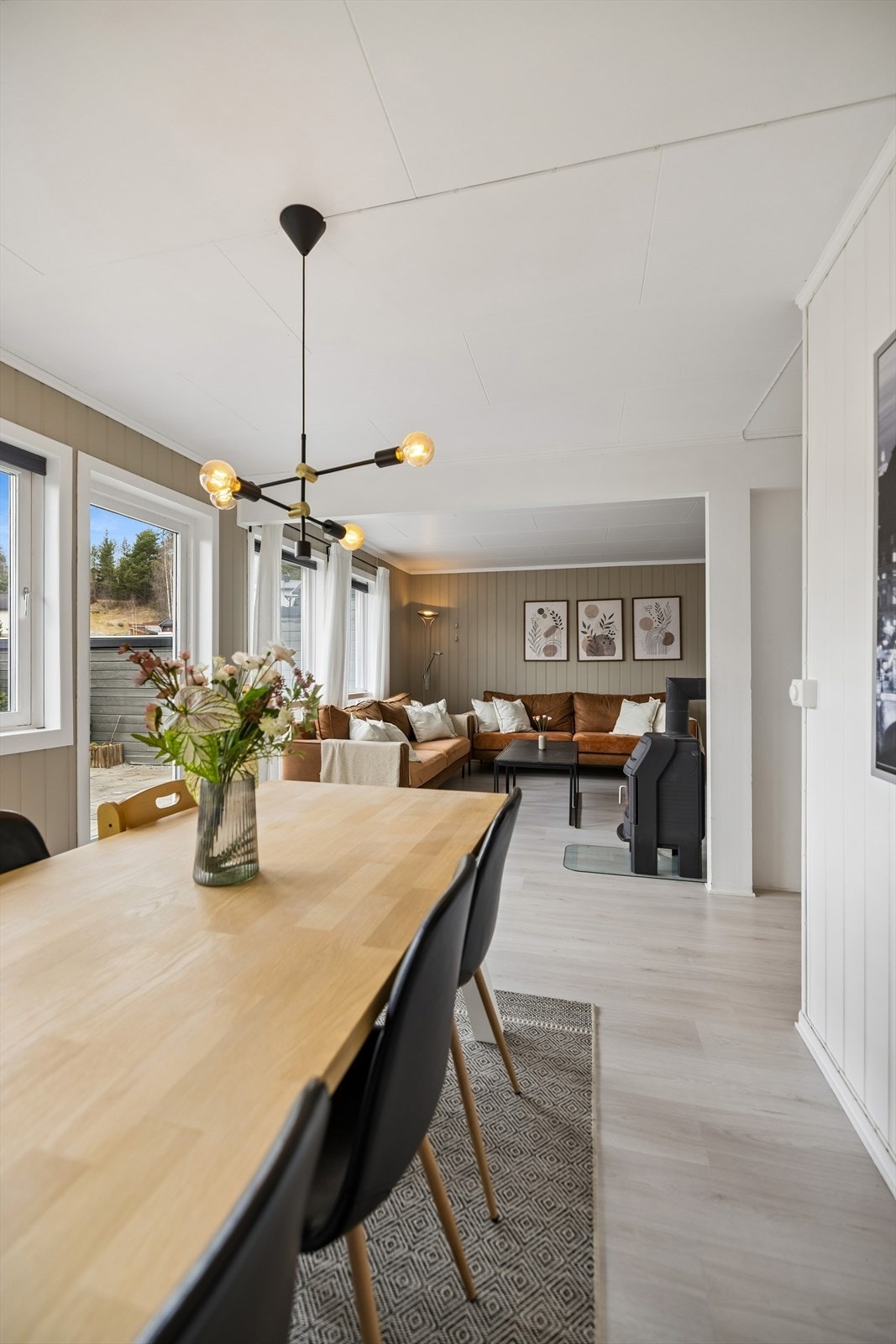I tilknytning til stuen er det en naturlig plass for spisegruppe. Galleribilde