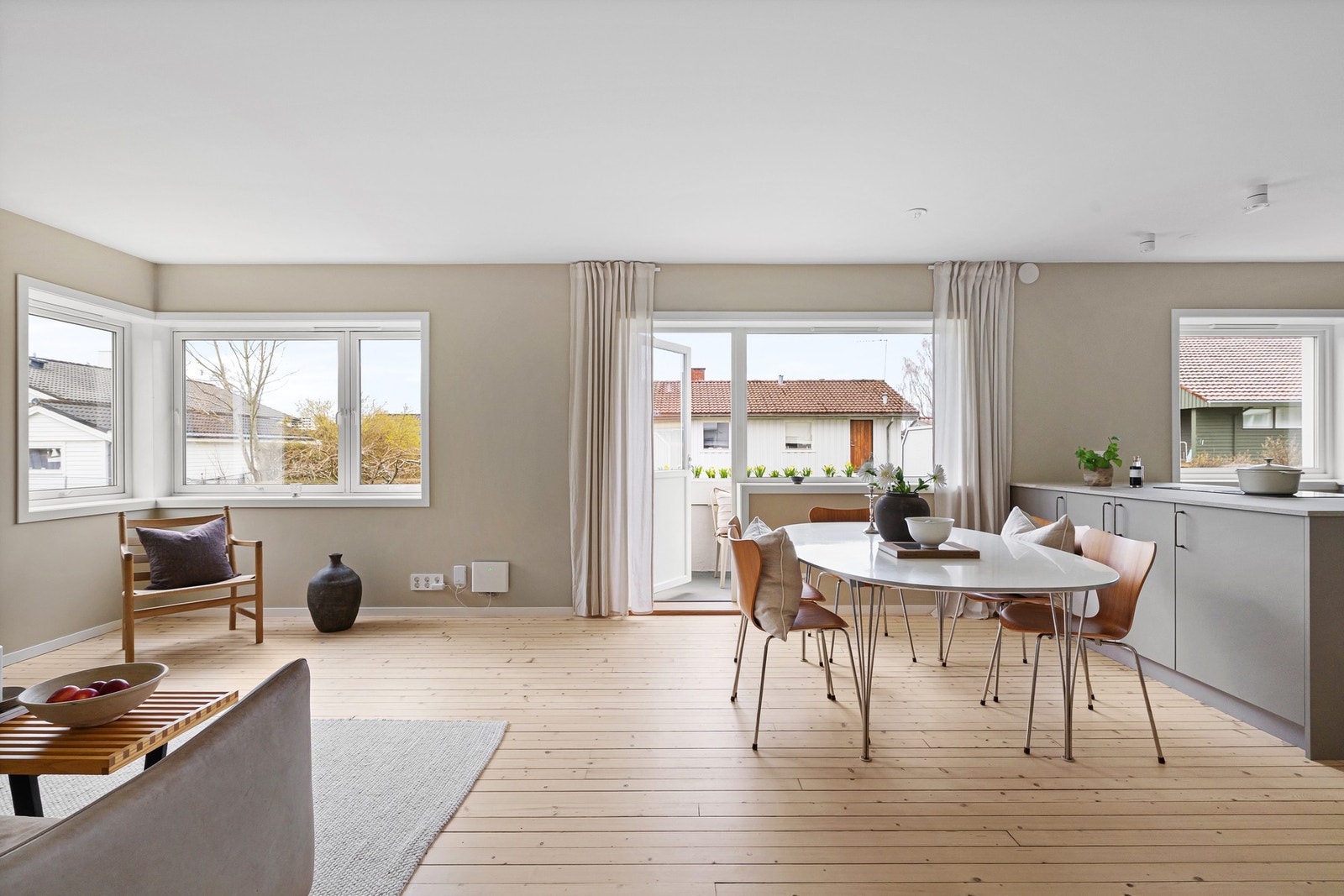 Stuen er av god størrelse og kan enkelt møbleres i ulike soner. Galleribilde