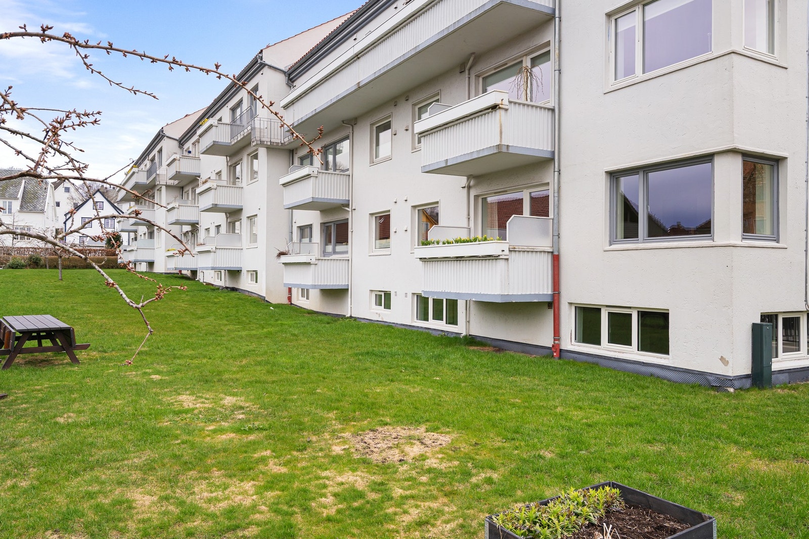 Det er stor sykkelparkering i kjeller med opplegg for lading av el-sykkel. Galleribilde