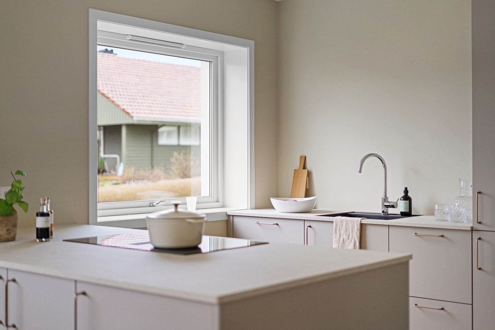 Kjøkken fra 2026 levert av Kvik med rikelig skap- og benkeplass. Galleribilde