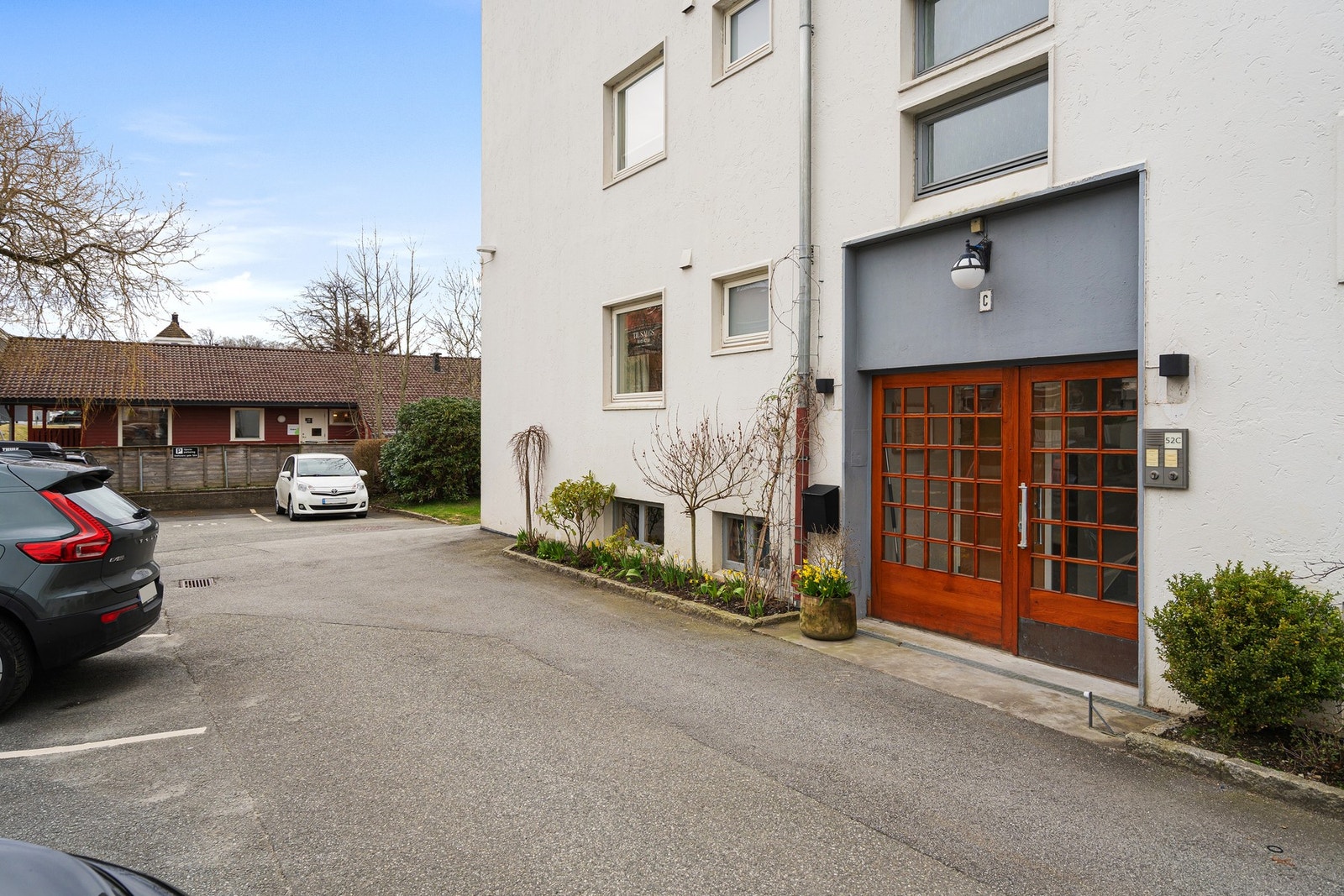 Parkering på egen parkeringsplass merket med leilighetsnummer. Galleribilde