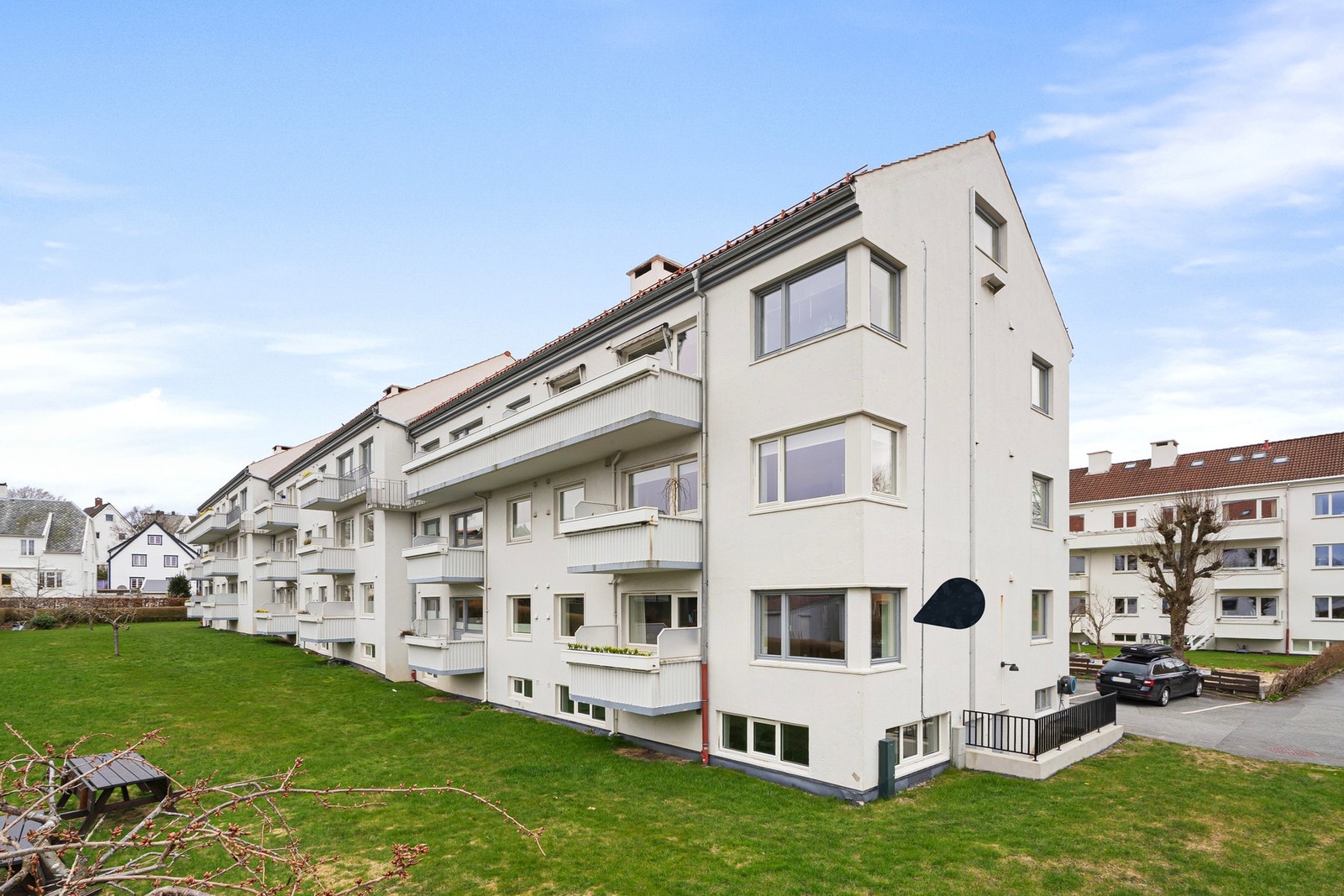 Leiligheten ligger fint plassert på enden av blokken i 1. etasje. Galleribilde