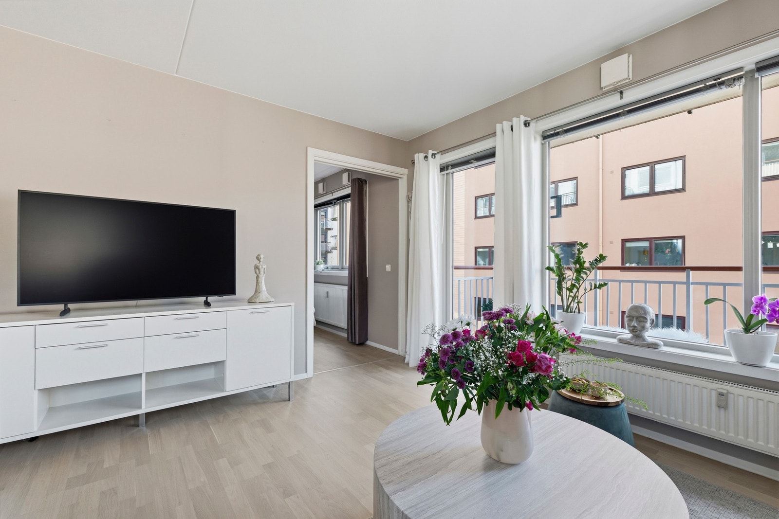 I stuen er det gode møbleringsmuligheter og adkomst til hovedsoverommet. Galleribilde